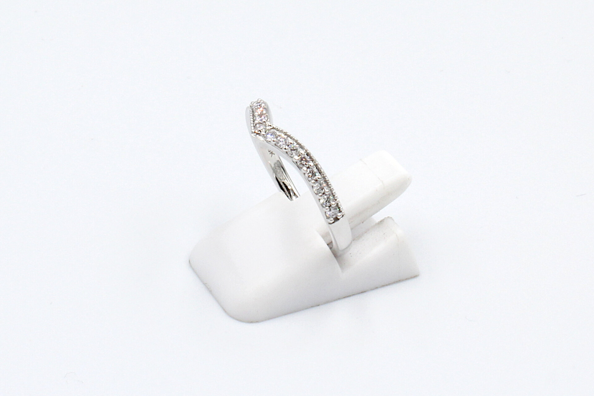 side view of a diamond wishbone wedding ring