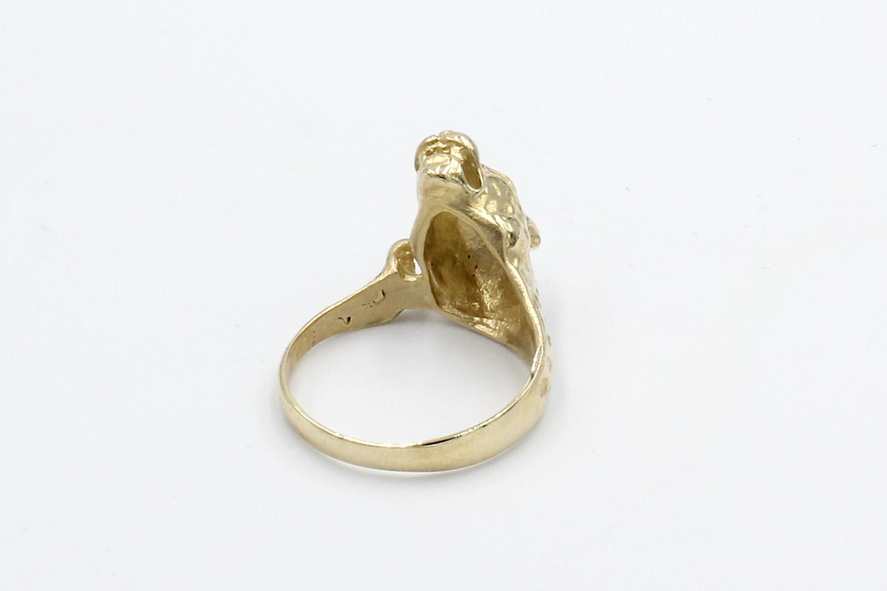 rear view of a gold leopard ring