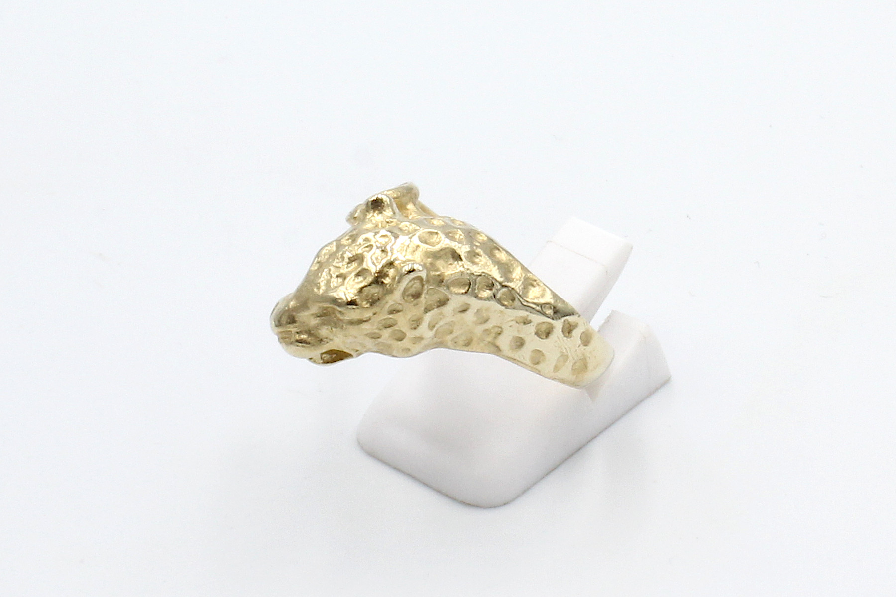 left view of a gold leopard ring