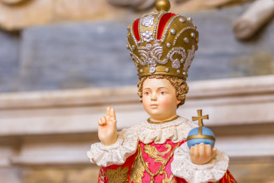 statue of the child jesus of prague
