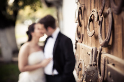 married couple kissing next to horseshoes