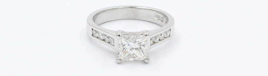 princess cut diamond on platinum engagement ring